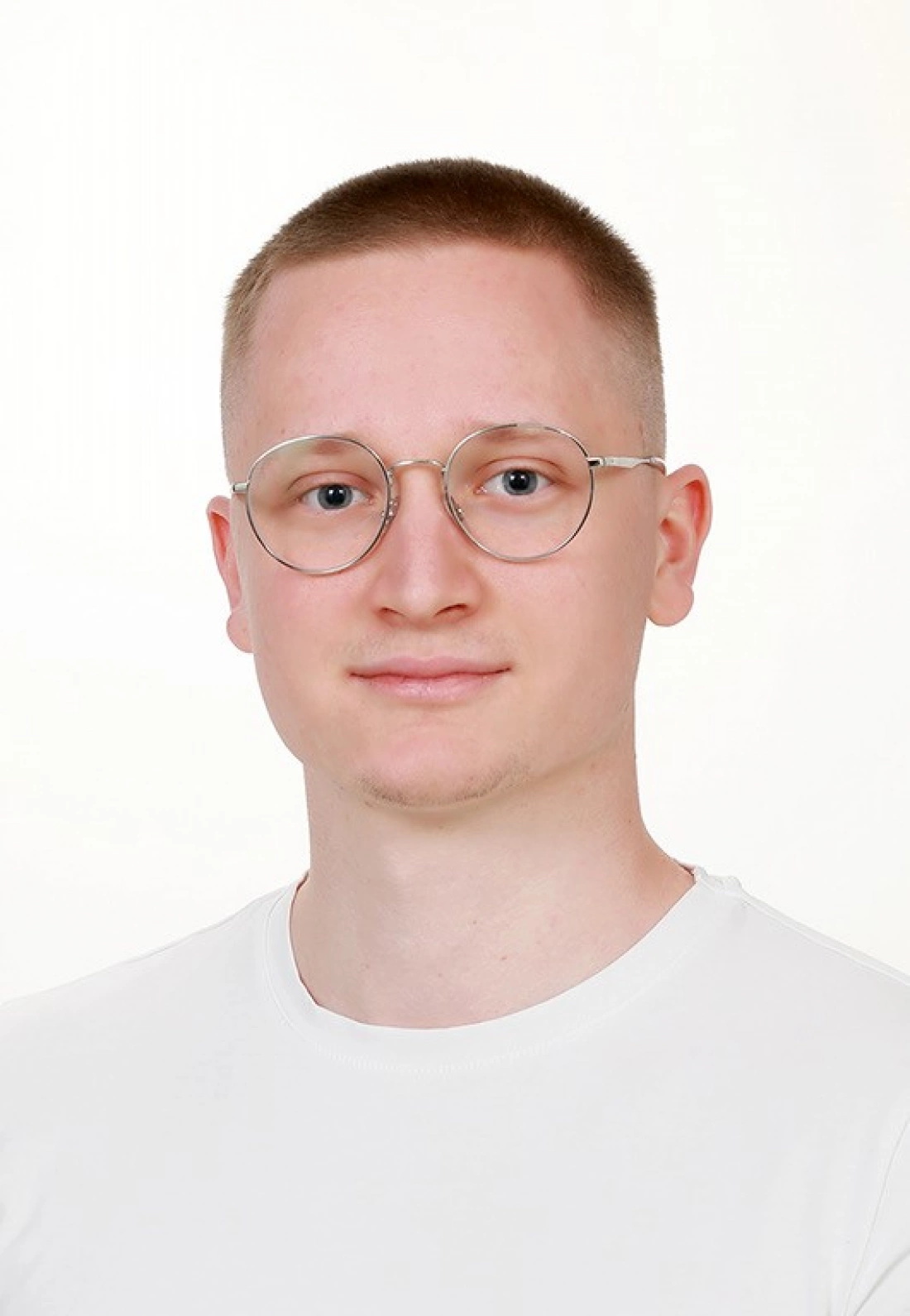 Szkic przedstawiający sylwetkę kobiety w formalnym ubraniu.