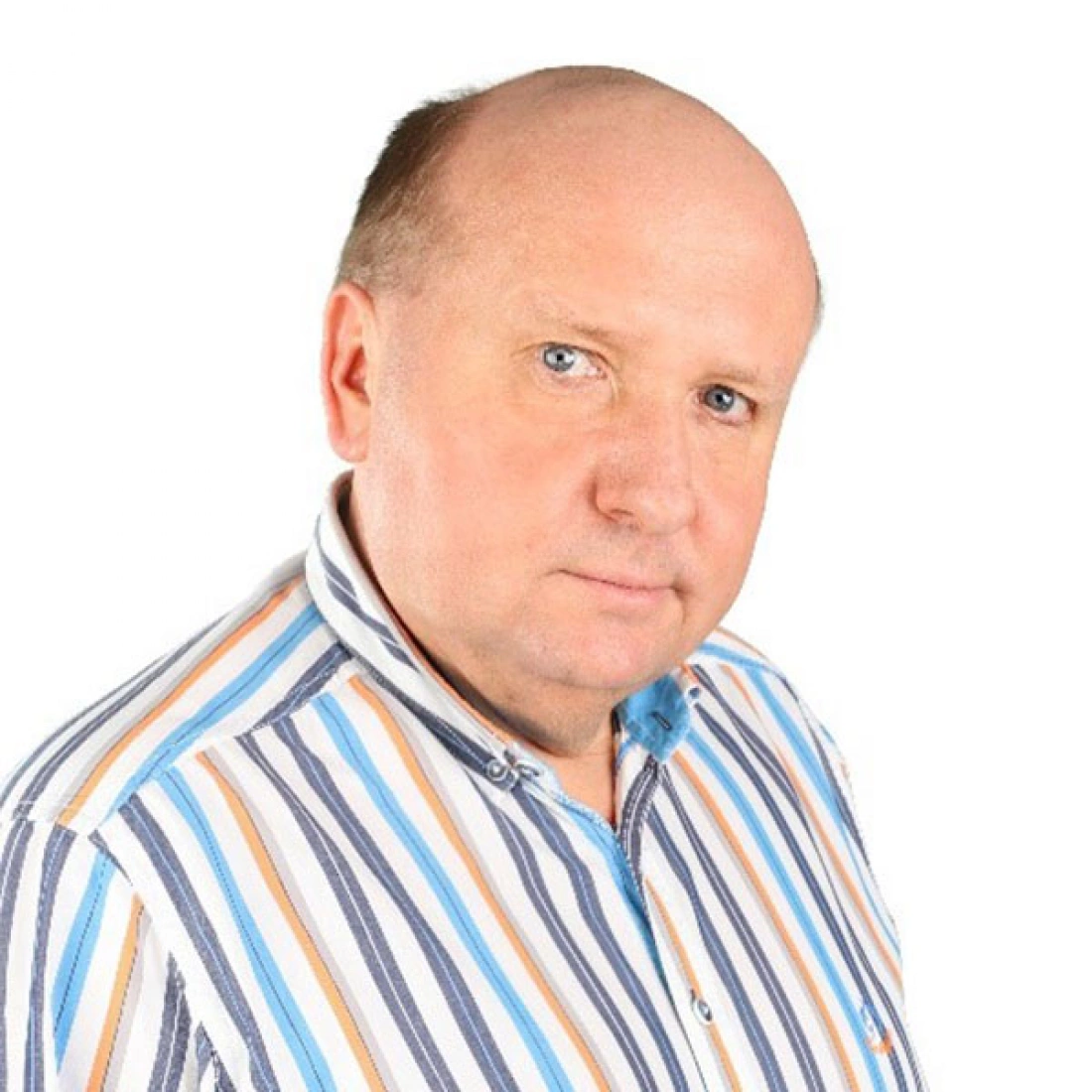 Mężczyzna w pasiastym koszuli, patrzący w obiektyw.