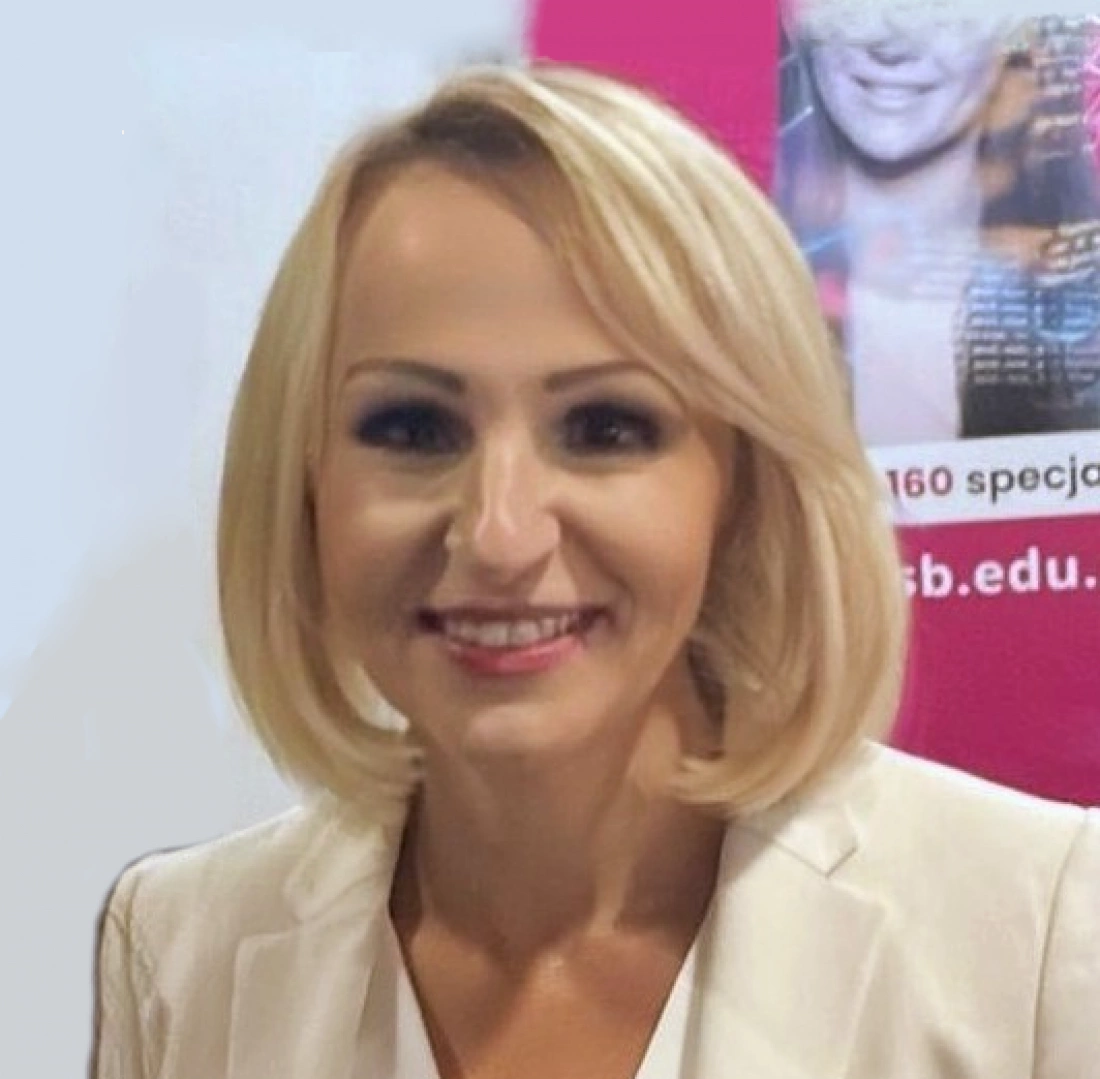 Uśmiechnięta kobieta w jasnym garniturze na tle kolorowego tła.