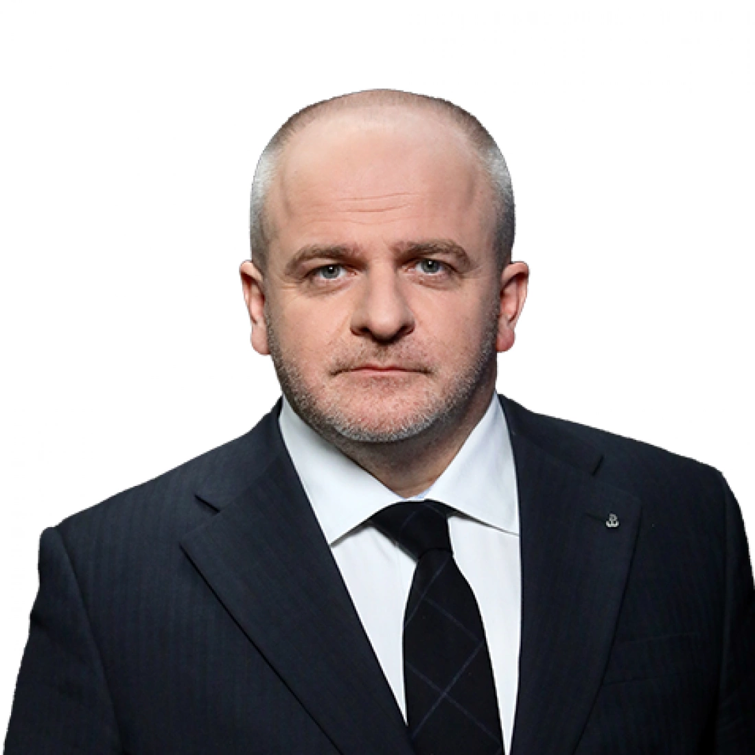 Mężczyzna w garniturze, z poważnym wyrazem twarzy.