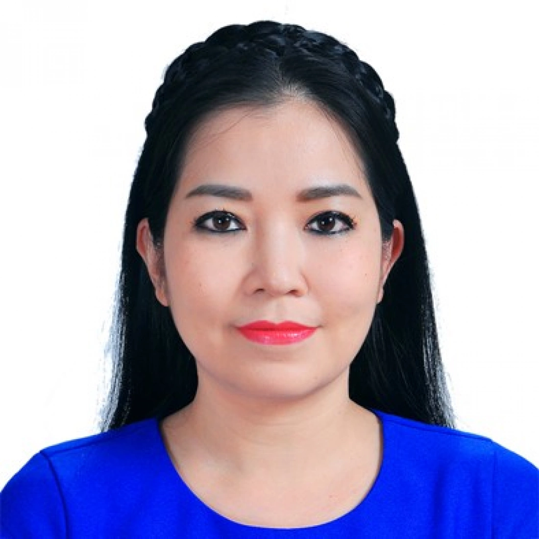 Portret kobiety z długimi włosami, w niebieskiej bluzce, z delikatnym makijażem.