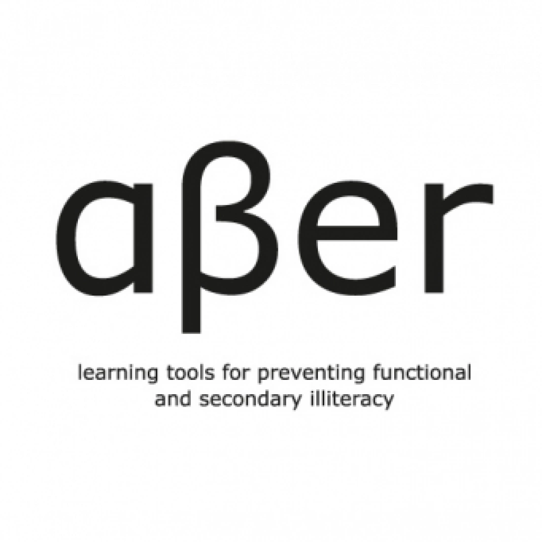 Logo przedstawiające nazwę "a&beta;er" z hasłem o narzędziach do zapobiegania analfabetyzmowi funkcjonalnemu i wt&oacute;rnemu.