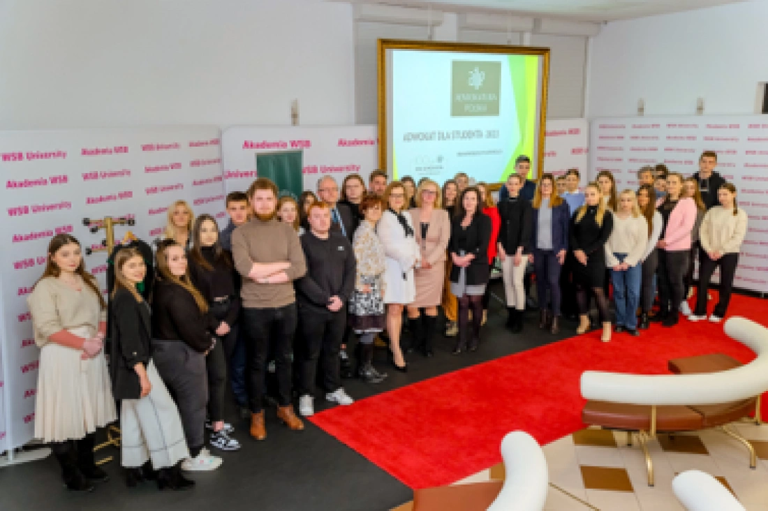 Grupa studentów i wykładowców podczas wydarzenia w Akademii WSB.