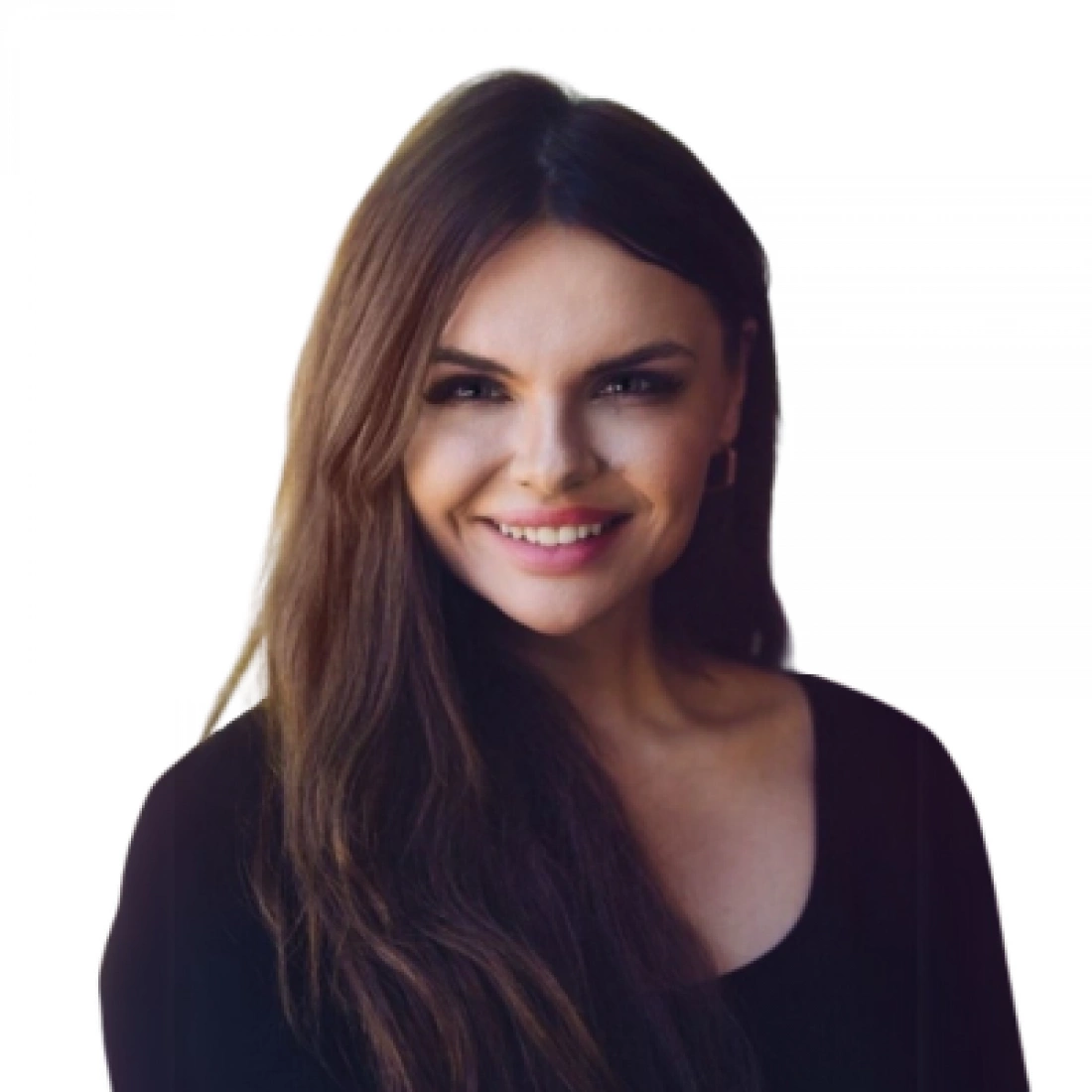 Kobieta z długimi, ciemnymi włosami, uśmiechająca się.