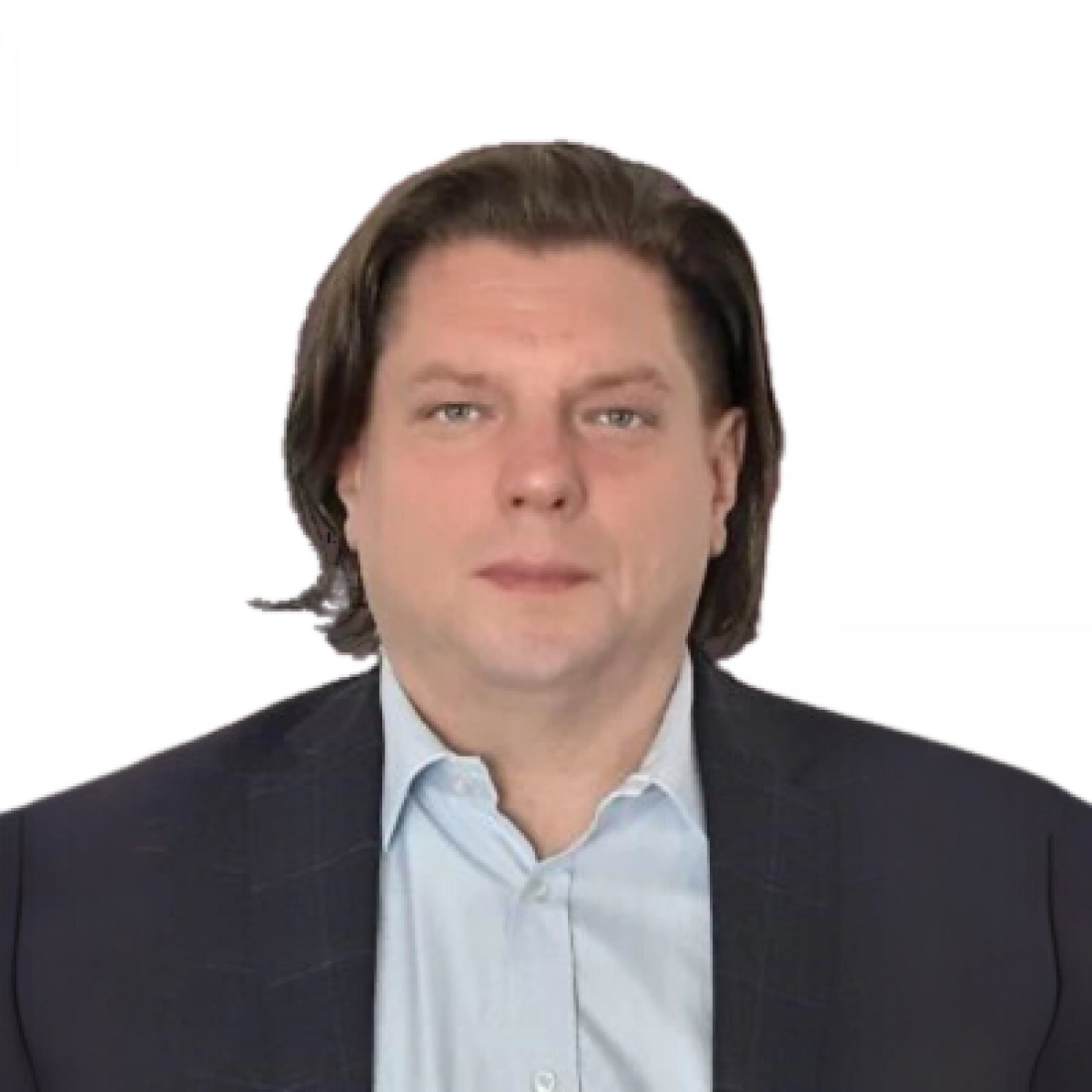 Mężczyzna w garniturze z rudymi włosami na białym tle.