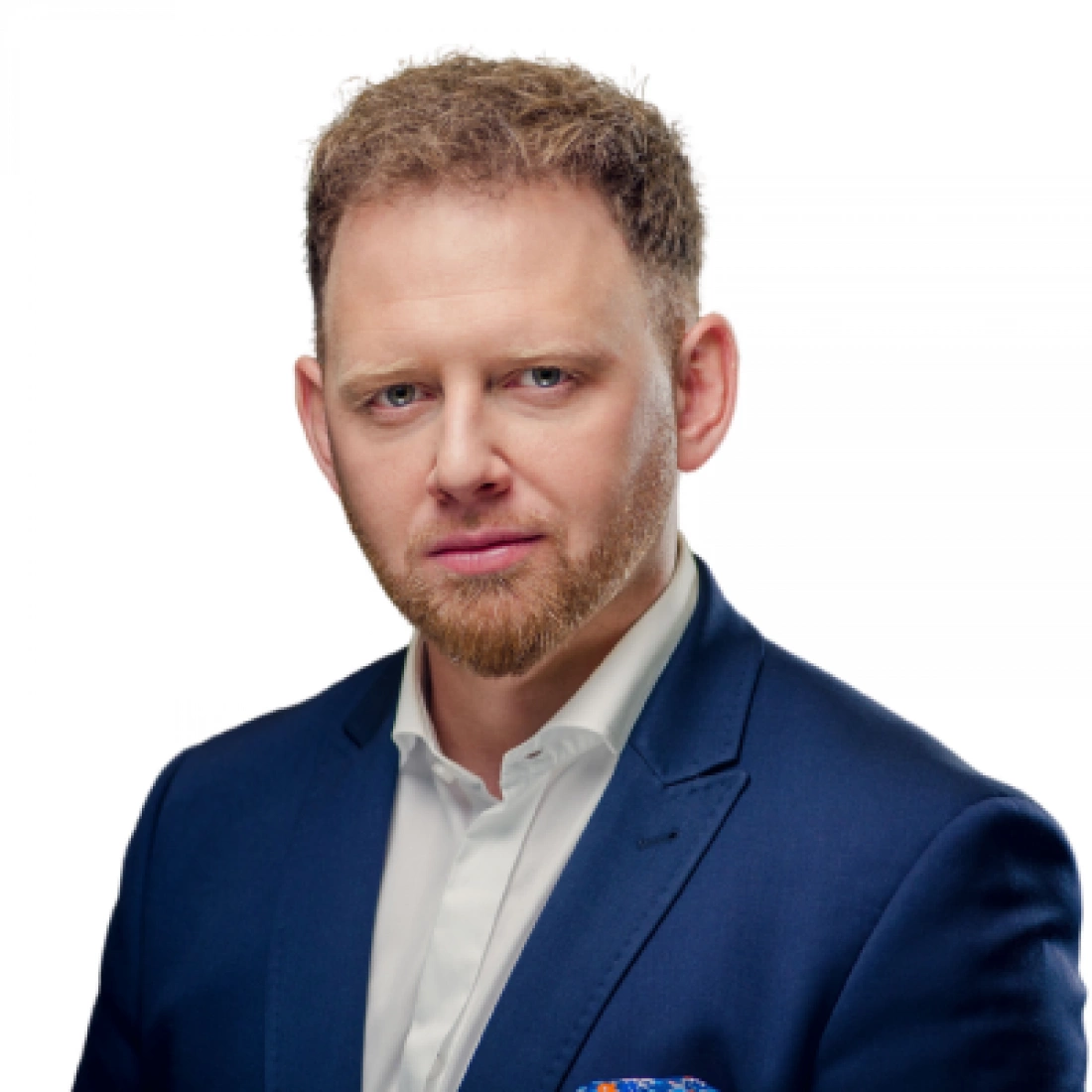 Mężczyzna w eleganckim garniturze, patrzący pewnie w obiektyw.