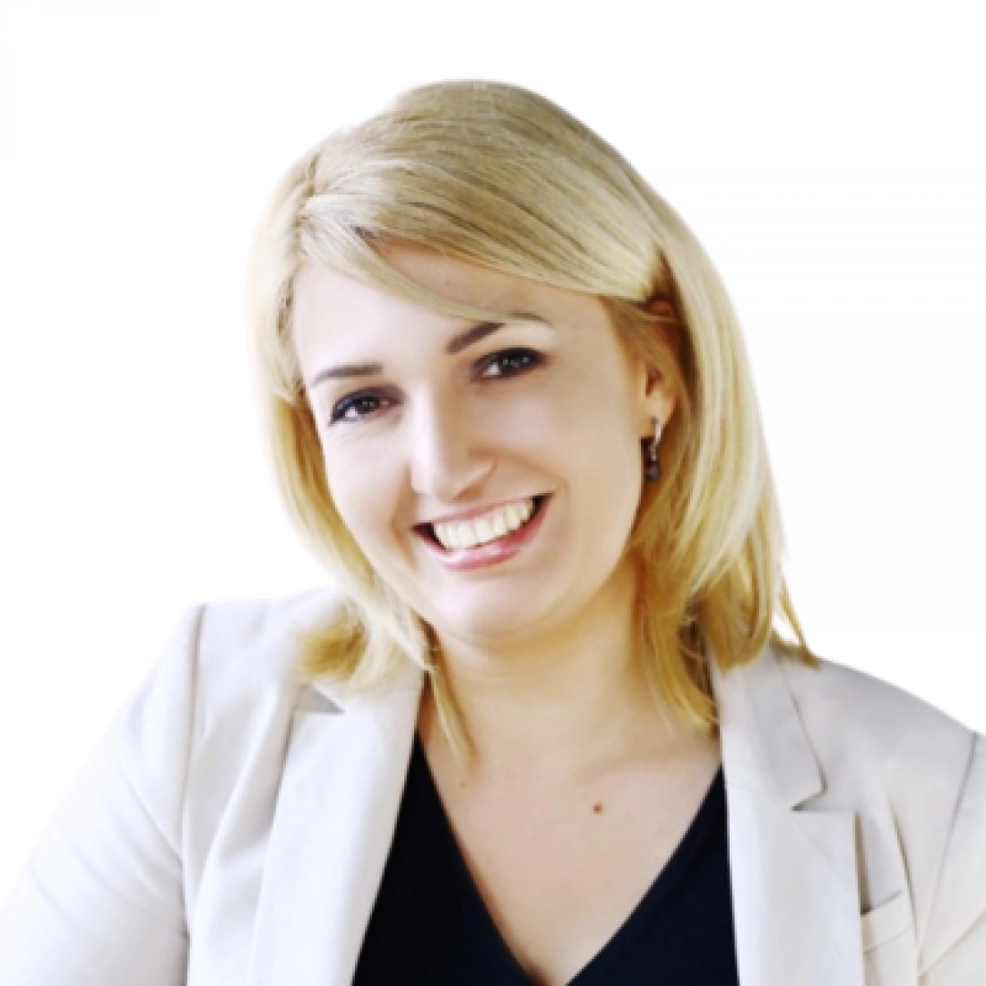 Uśmiechnięta kobieta w jasnej marynarce.