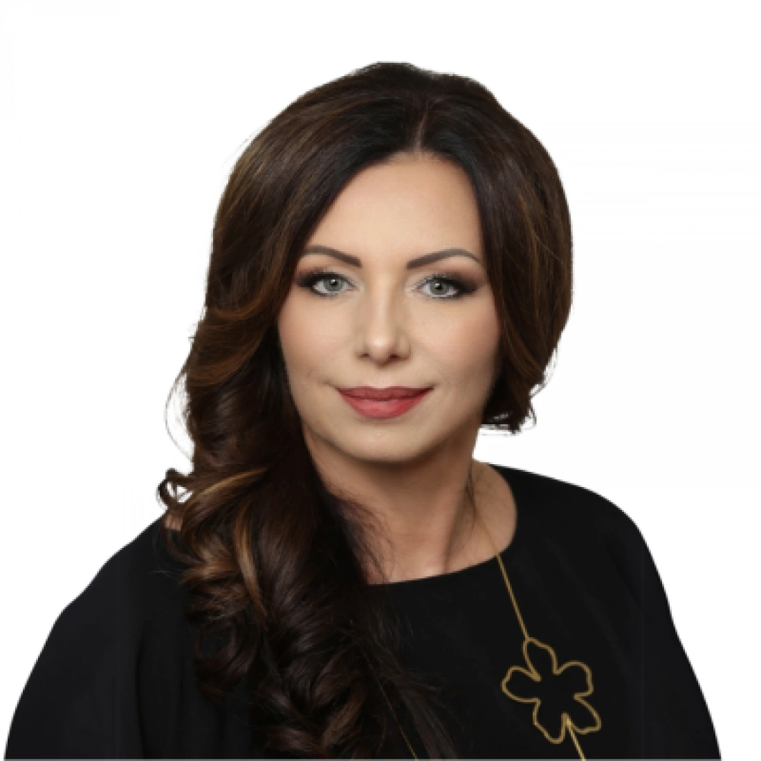 Portret kobiety z długimi, ciemnymi włosami, uśmiechającej się do kamery.