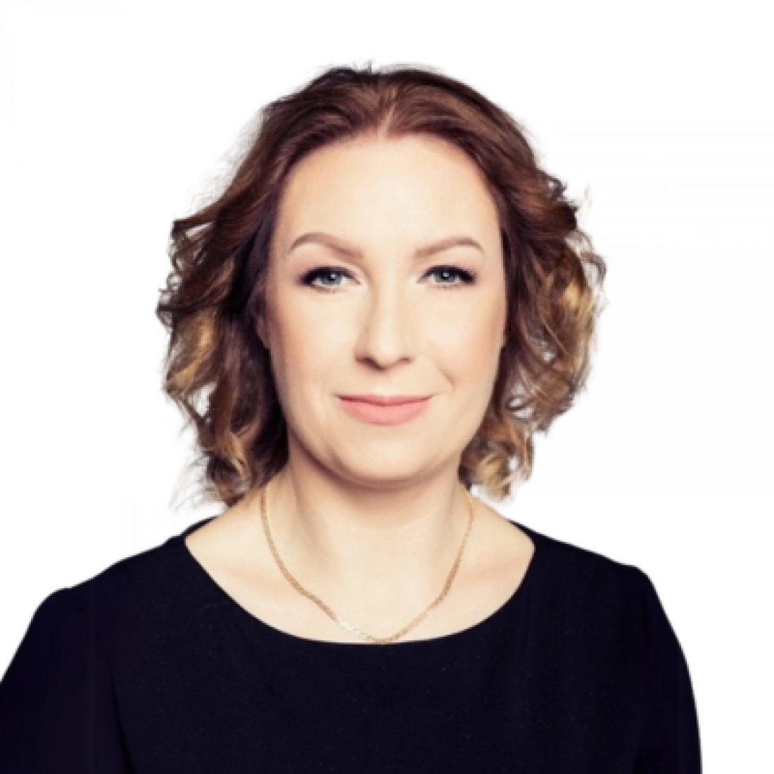 Portret kobiety z falującymi włosami, w czarnej bluzce, na jasnym tle.