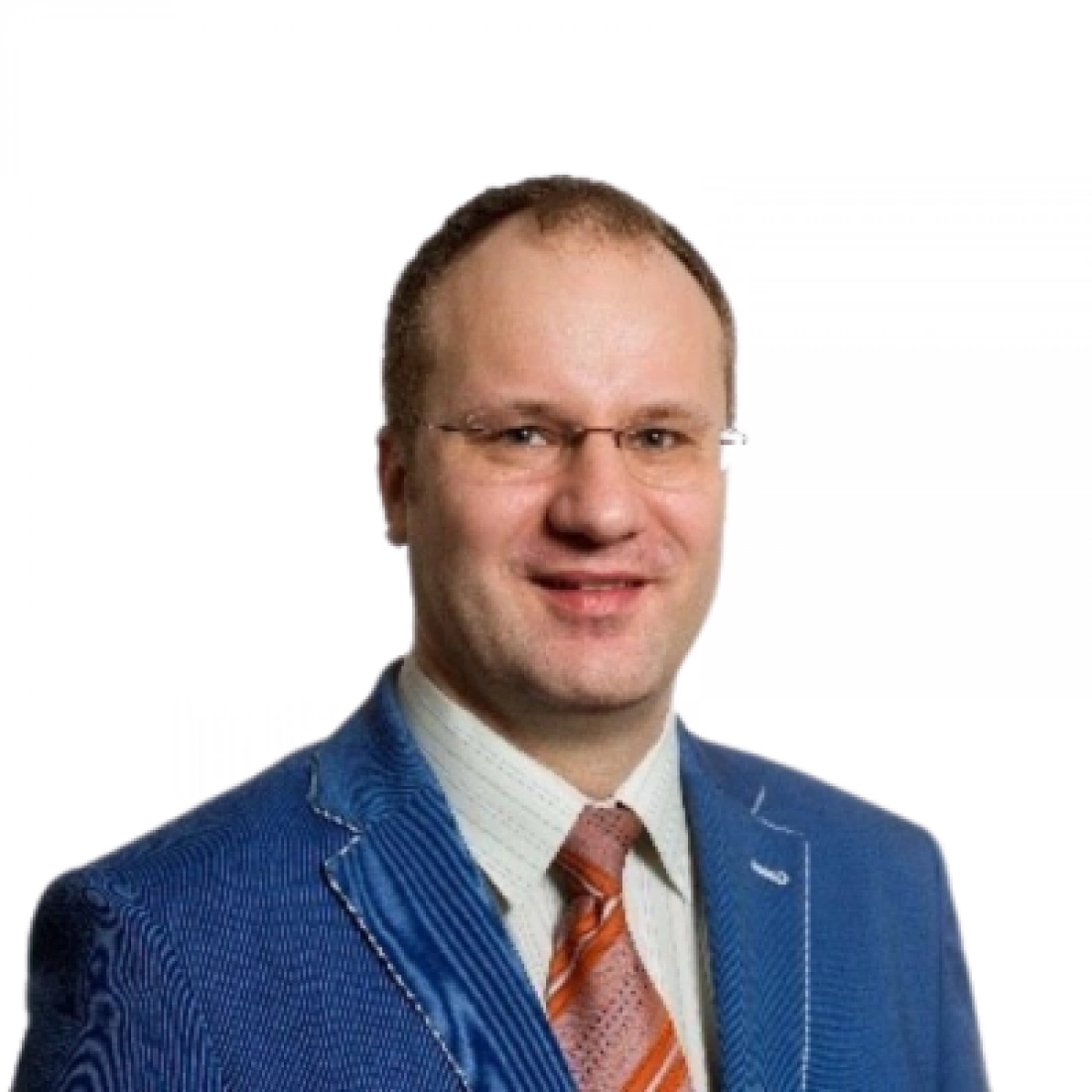 Mężczyzna w niebieskim garniturze z okularami, uśmiechnięty.