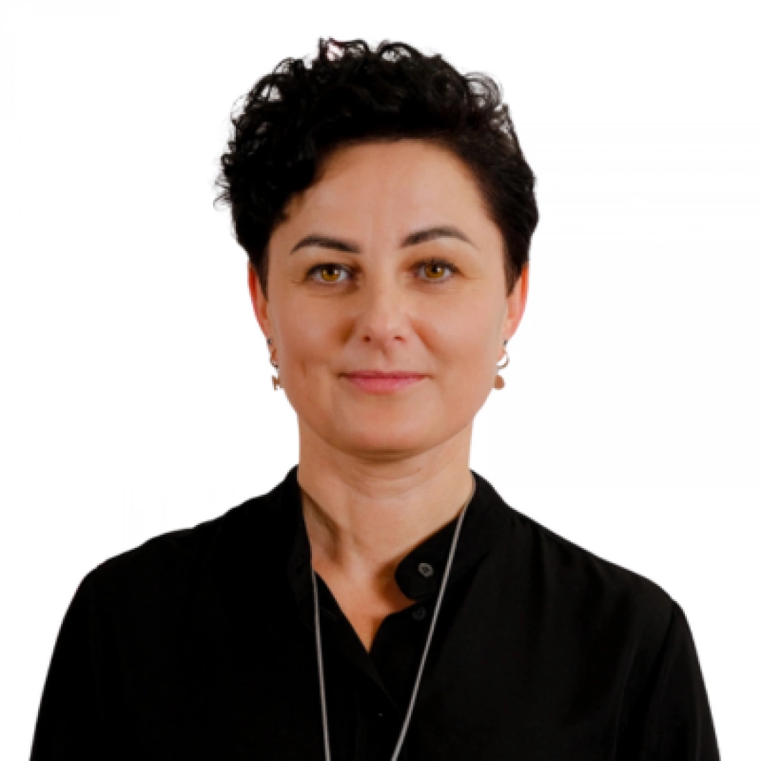 Kobieta z ciemnymi krótkimi włosami, nosząca czarną bluzkę.