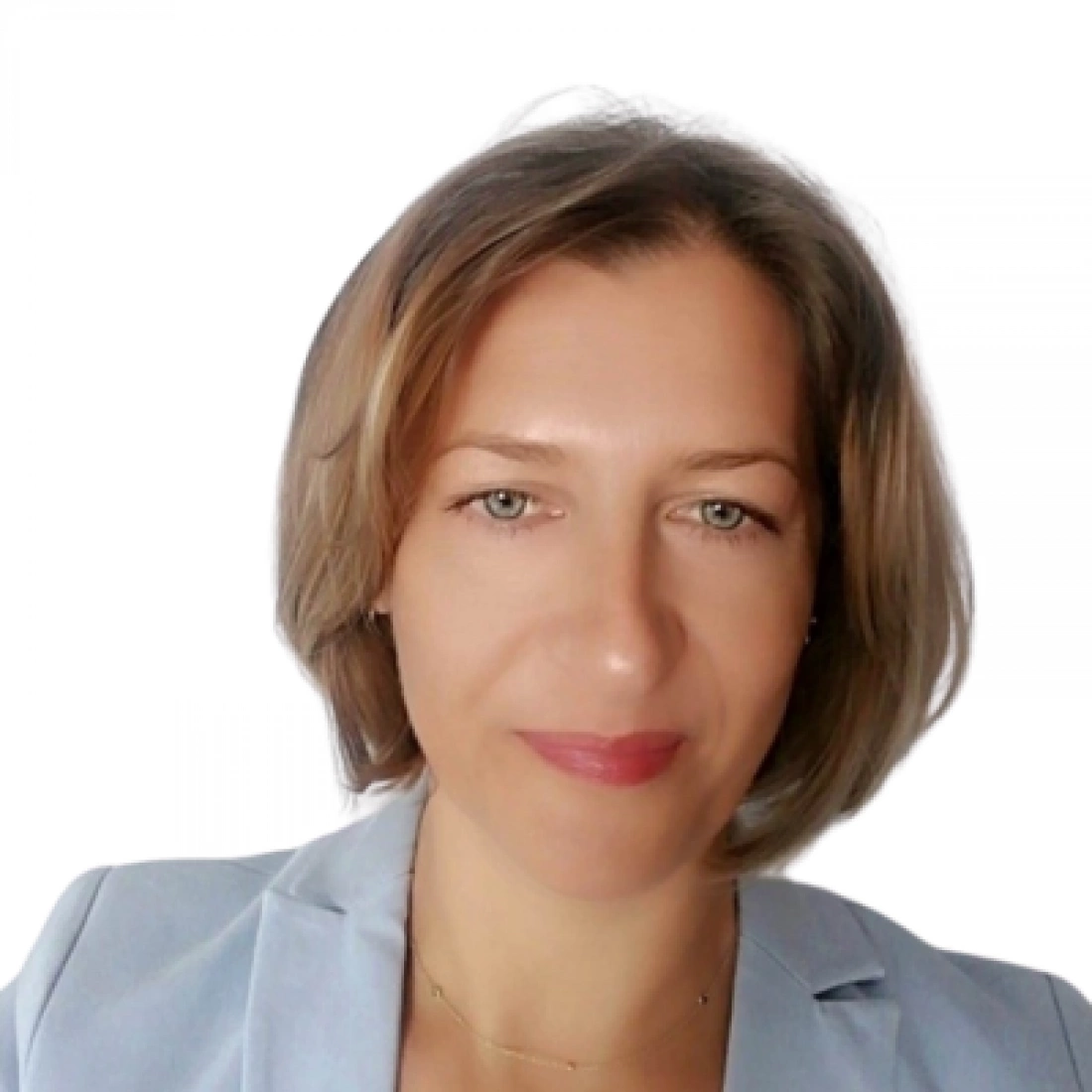 Kobieta z krótkimi włosami, uśmiechająca się, w jasnym żakiecie.