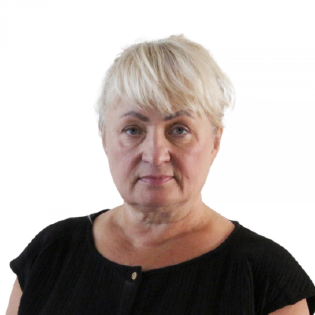 Kobieta o krótkich, siwych włosach w czarnej bluzce.