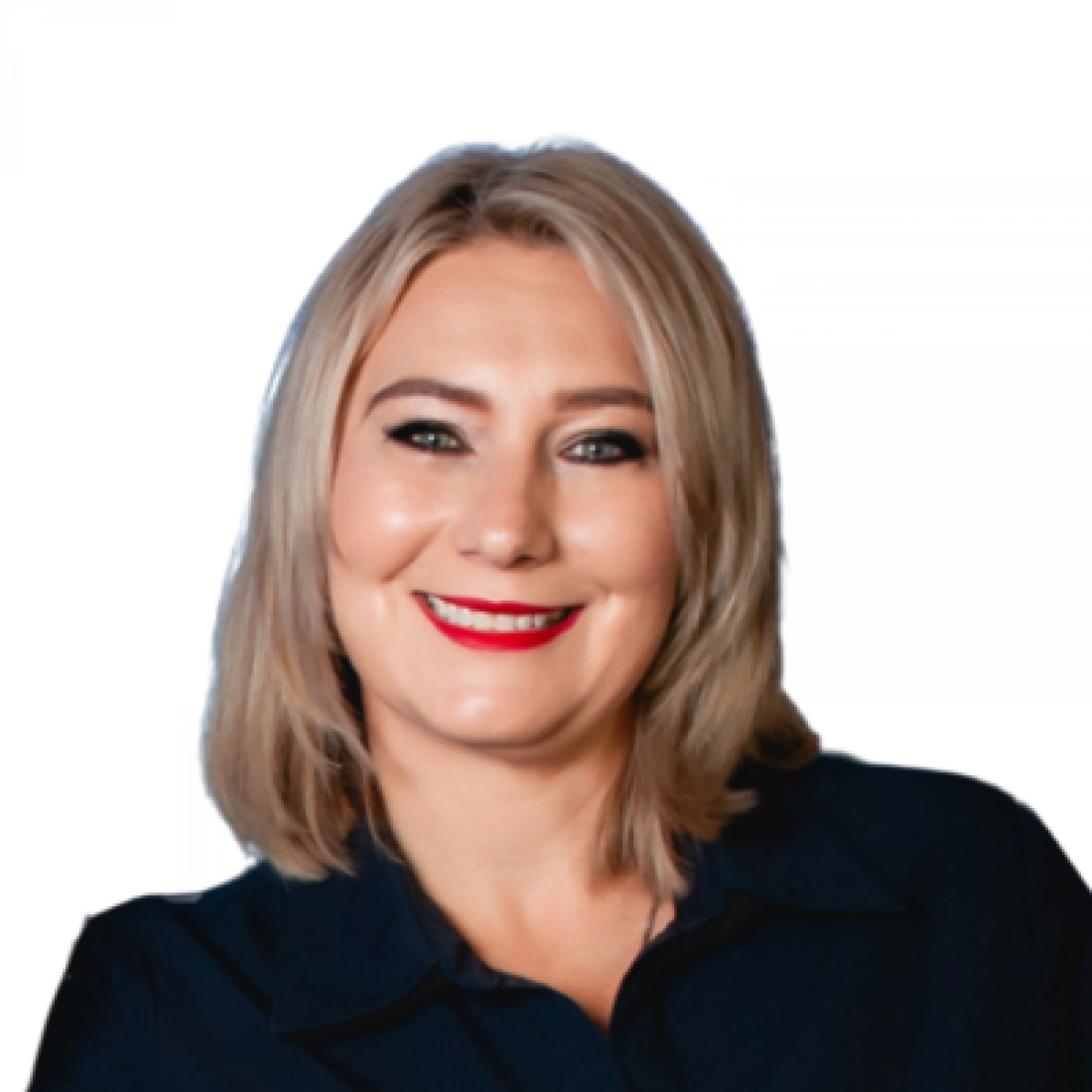 Uśmiechnięta kobieta z jasnymi włosami w granatowej koszuli.