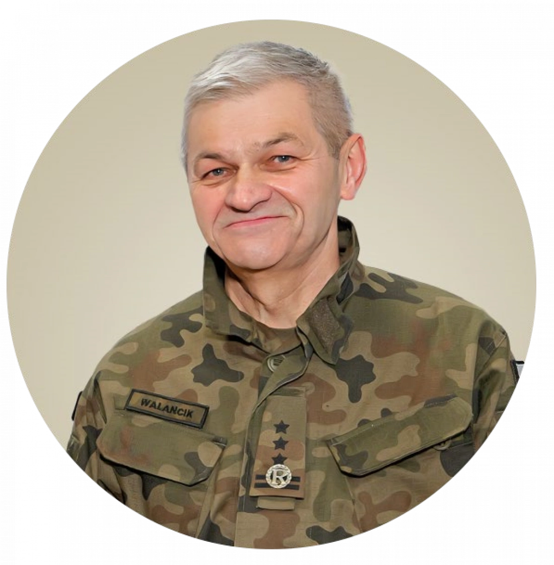 Mężczyzna w mundurze wojskowym z uśmiechem na twarzy.