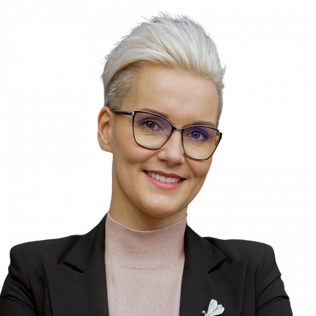 Kobieta z krótkimi, jasnymi włosami, w okularach, uśmiecha się, ubrana w czarną marynarkę.