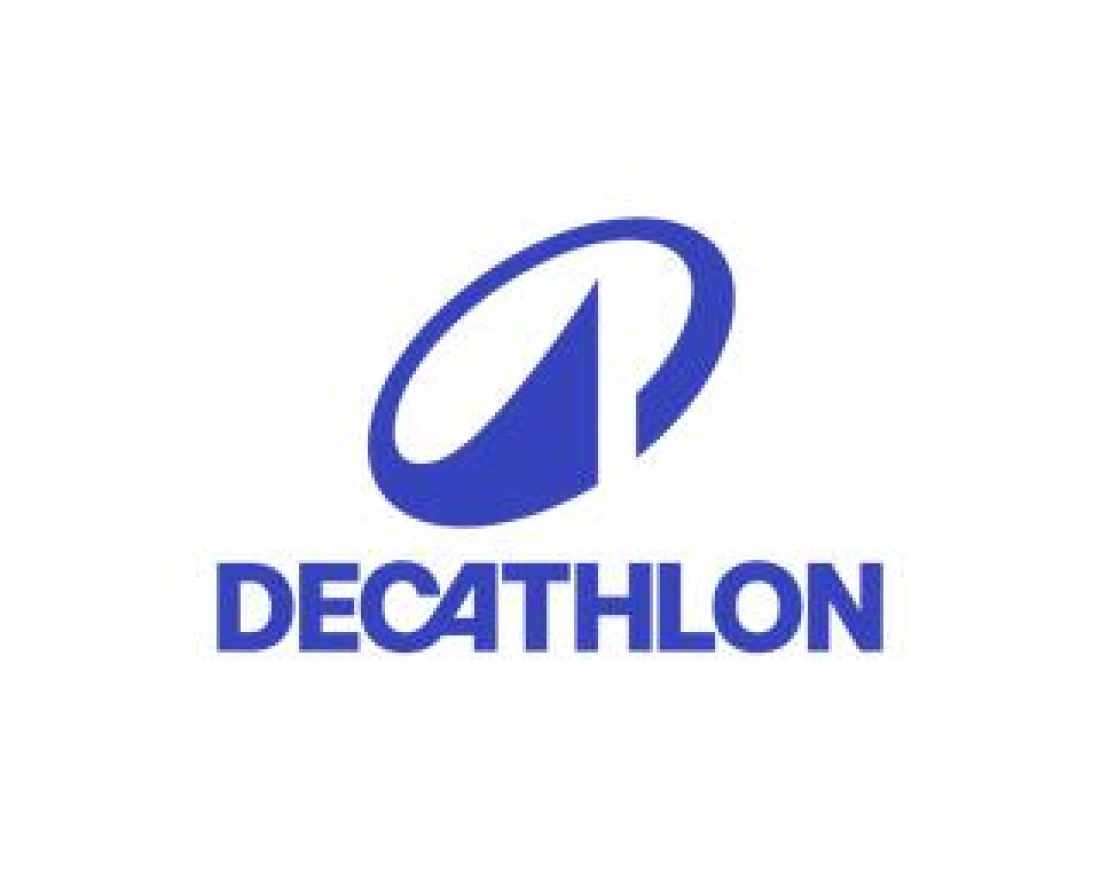 Logo marki Decathlon w kolorze niebieskim.
