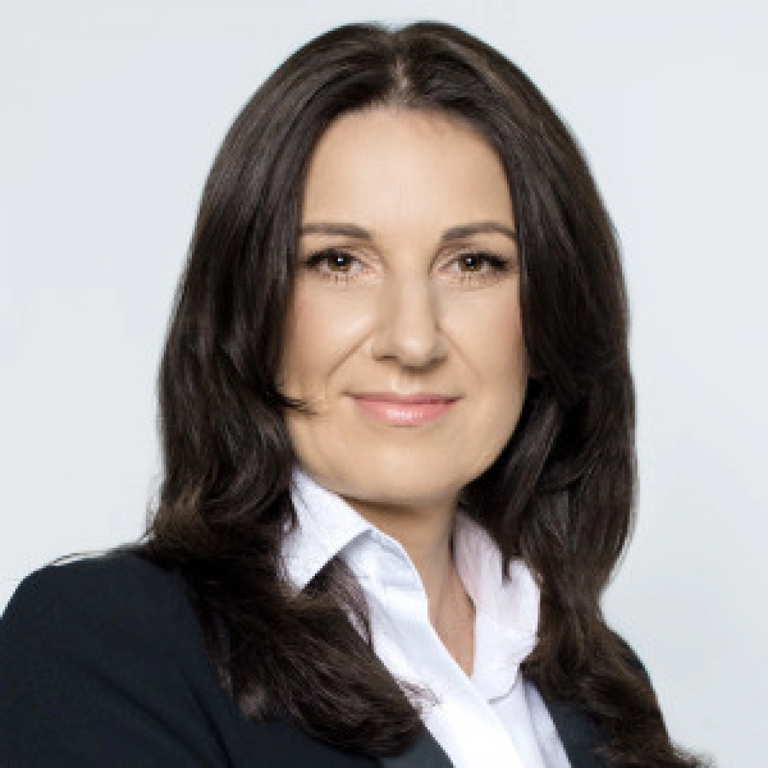 Portret kobiety w eleganckim stroju.