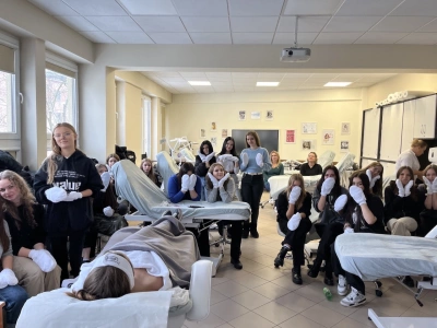 ilustracja aktualności: Szkolenie z zakresu zabiegów eksfoliacji kwasami AHA oraz BHA dla studentek AWSB