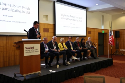 ilustracja aktualności: Dr Sabina Ratajczak participating in a panel discussion at Stanford University