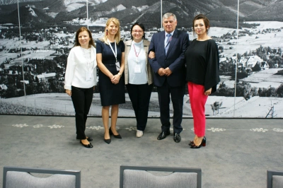 ilustracja aktualności: Dr hab. inż. Justyna Bugaj, prof. AWSB i dr hab. Joanna Dzieńdziora, prof. AWSB uczestniczkami konferencji dotyczącej gospodarki cyfrowej