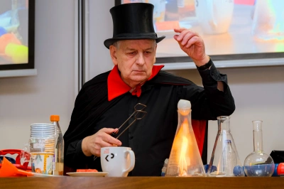 ilustracja aktualności: "Co ma pływać, nie utonie - czyli CYRK FIZYKA"