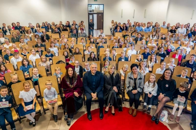 ilustracja aktualności: Inauguracja 17. Roku Akademickiego Dąbrowskiego Uniwersytetu Dziecięcego – Rok 2024/2025 oficjalnie rozpoczęty!