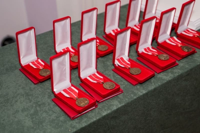 ilustracja aktualności: Nauka z uznaniem – Medale Komisji Edukacji Narodowej dla Akademii WSB