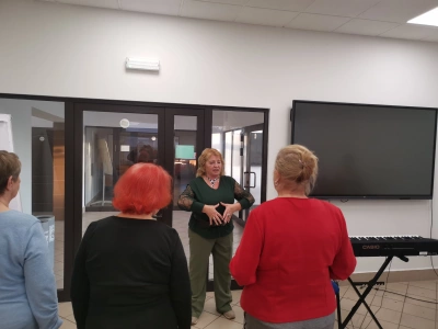 ilustracja aktualności: Muzyka, która Łączy Pokolenia – warsztaty wokalne dla seniorów