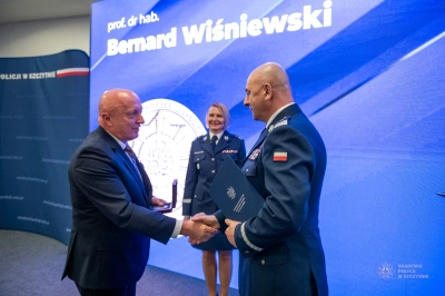 ilustracja aktualności: Akademia Policji stawia na doświadczenie. Medal ze Szczytna dla prof. Bernarda Wiśniewskiego z AWSB
