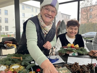 ilustracja aktualności: Moc kreatywności na UTW &ndash; warsztaty tworzenia bożonarodzeniowych stroik&oacute;w