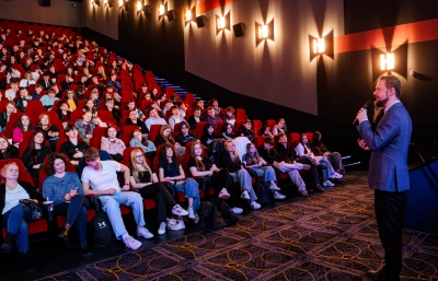 ilustracja aktualności: Od deepfake&rsquo;&oacute;w po pierwszą pomoc &ndash; Festiwal Nauki Akademii WSB w Katowicach