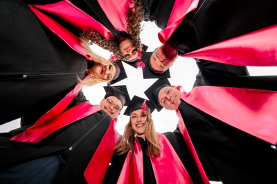 ilustracja aktualności: Dyplomy, wyr&oacute;żnienia i nowy etap. Gala Absolwent&oacute;w Akademii WSB w Krakowie