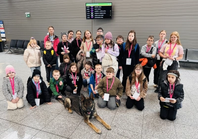 ilustracja aktualności: Edukacyjna wyprawa młodych student&oacute;w Uniwersytetu Dziecięcego w Żywcu  na lotnisko w Pyrzowicach