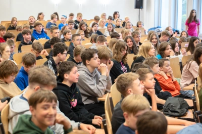 ilustracja aktualności: Bezpieczni w teorii i praktyce. Wyjątkowa konferencja dla uczni&oacute;w w Akademii WSB