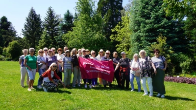 ilustracja aktualności: Wśr&oacute;d kwiat&oacute;w i zieleni &ndash; Słuchacze UTW w Arboretum w Wojsławicach