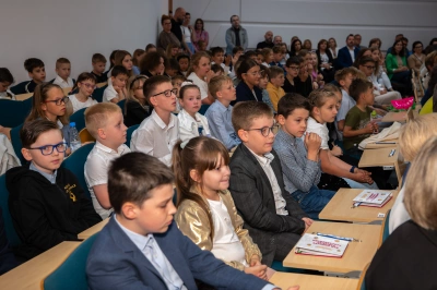 ilustracja aktualności: Uroczyste zakończenie roku akademickiego 2025/2026 Jaworznickiego Uniwersytetu Dziecięcego Akademii WSB