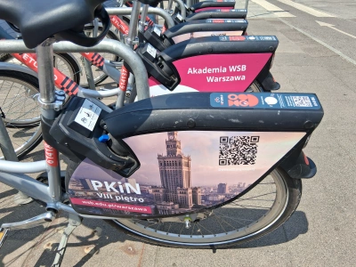 ilustracja aktualności: Rowerowy zawr&oacute;t głowy. Reklamy Akademii WSB w stołecznym systemie Veturilo