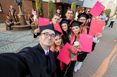 ilustracja aktualności: Absolwenci studi&oacute;w I stopnia Akademii WSB odebrali dyplomy