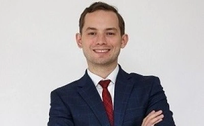 ilustracja aktualności: Dr Marcin Miszczyk z Collegium Medicum Akademii WSB w prestiżowym programie EORTC dla młodych lider&oacute;w badań klinicznych w onkologii