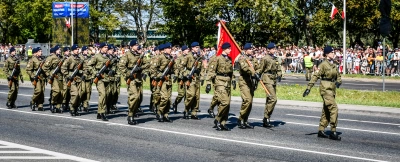 ilustracja aktualności: Szkoła partnerska Akademii WSB Warszawa na defiladzie z okazji Święta Wojska Polskiego
