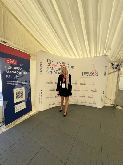 ilustracja aktualności: Dr Klaudia Bracio-Golec na prestiżowej konferencji British Academy of Management (BAM 2026)