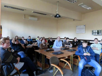 ilustracja aktualności: Przedsiębiorczy Informatyk – cykliczne spotkania Studentów z przedstawicielami praktyki gospodarczej