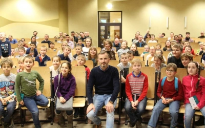 ilustracja aktualności: dr Tomasz Rożek opowiedział o pasjonującym &bdquo;Świecie z klock&oacute;w&rdquo;