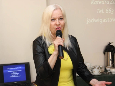 ilustracja aktualności: prof. Jadwiga Stawnicka stałym biegłym sądowym w zakresie Lingwistyki kryminalistycznej