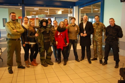 ilustracja aktualności:  Koło Naukowe Bezpieczeństwa Narodowego z wizytą studyjną na lotnisku 