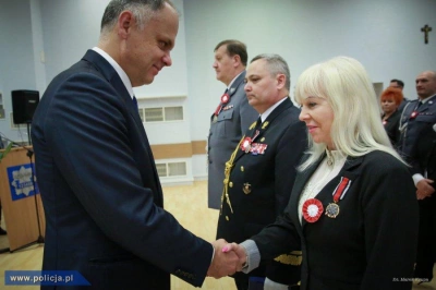 ilustracja aktualności: Pani prof. Jadwiga Stawnicka odznaczona Złotym Medalem za współpracę z Policją