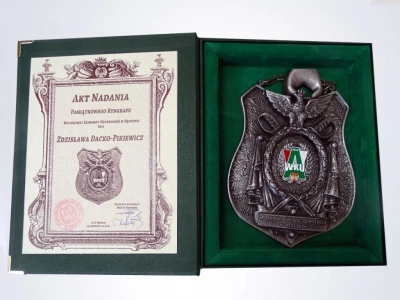 ilustracja aktualności: JM Rektor Wyższej Szkoły Biznesu w Dąbrowie Górniczej wyróżniona pamiątkowym ryngrafem