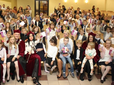 ilustracja aktualności: Młodzi naukowcy zainaugurowani Rok Akademicki 2016/2017. Rozpoczęła się 9. edycja Dąbrowskiego Uniwersytetu Dziecięcego