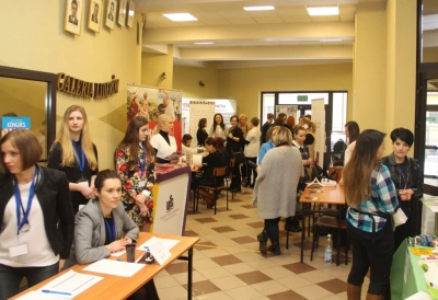 ilustracja aktualności: Wyższa Szkoła Biznesu w Dąbrowie Górniczej idealnym miejscem dla Mam!